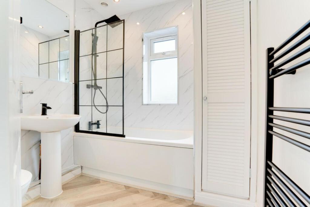 Lymer House - Stylish 3 Bedroom House In ولفرهامبتون الغرفة الصورة